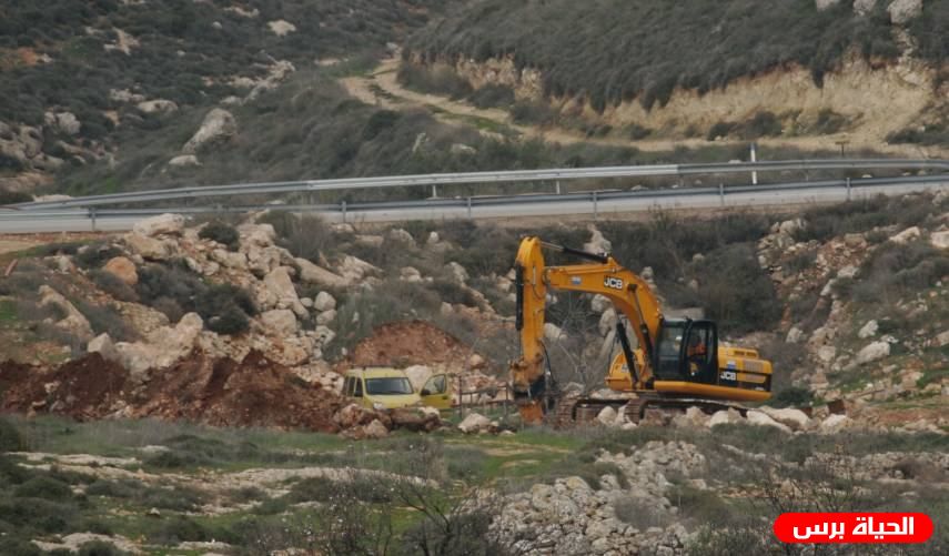 مستوطنون يجرفون مساحات من أراضي دورا لصالح طريق استيطانية